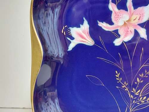 SPECTACULAR EDELSTEIN BAVARIA PLATTER, KOBALT WITH A FLORAL MOTIF AND GOLD TRIM