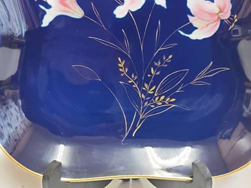 SPECTACULAR EDELSTEIN BAVARIA PLATTER, KOBALT WITH A FLORAL MOTIF AND GOLD TRIM