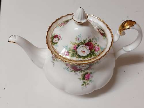 STRIKING VINTAGE ROYAL ALBERT BONE CHINA CELEBRATION TEA POT IN MINT CONDITION