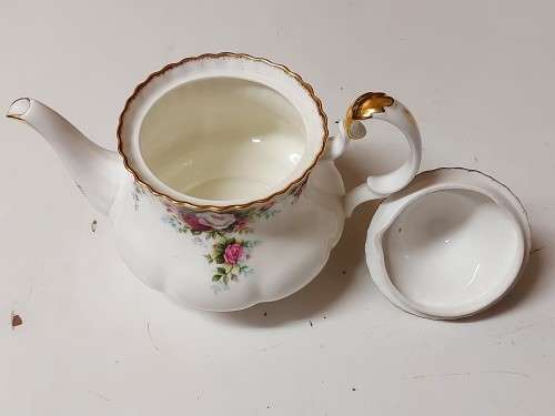 STRIKING VINTAGE ROYAL ALBERT BONE CHINA CELEBRATION TEA POT IN MINT CONDITION