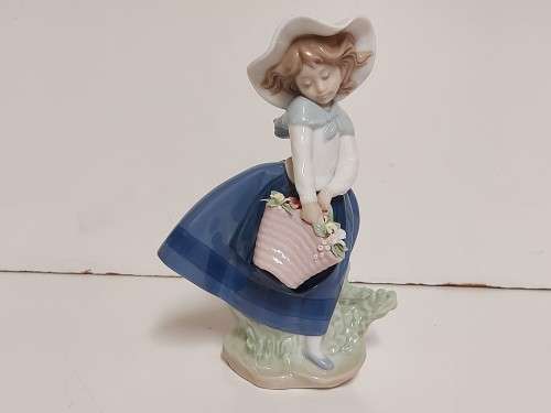 AWESOME LLADRO MADE IN SPAIN  PRETTY PICKINGS GIRL WITH CARNATIONS FIGURINE