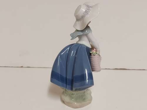 AWESOME LLADRO MADE IN SPAIN  PRETTY PICKINGS GIRL WITH CARNATIONS FIGURINE