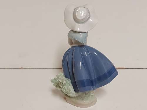 AWESOME LLADRO MADE IN SPAIN  PRETTY PICKINGS GIRL WITH CARNATIONS FIGURINE