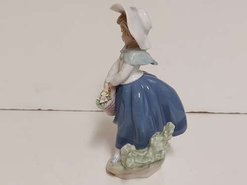 AWESOME LLADRO MADE IN SPAIN  PRETTY PICKINGS GIRL WITH CARNATIONS FIGURINE