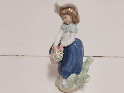 AWESOME LLADRO MADE IN SPAIN  PRETTY PICKINGS GIRL WITH CARNATIONS FIGURINE