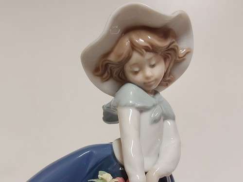 AWESOME LLADRO MADE IN SPAIN  PRETTY PICKINGS GIRL WITH CARNATIONS FIGURINE