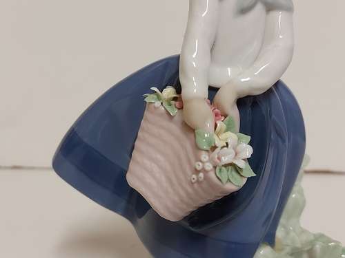AWESOME LLADRO MADE IN SPAIN  PRETTY PICKINGS GIRL WITH CARNATIONS FIGURINE