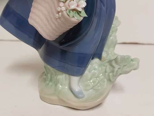 AWESOME LLADRO MADE IN SPAIN  PRETTY PICKINGS GIRL WITH CARNATIONS FIGURINE