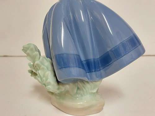 AWESOME LLADRO MADE IN SPAIN  PRETTY PICKINGS GIRL WITH CARNATIONS FIGURINE