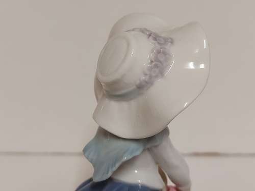 AWESOME LLADRO MADE IN SPAIN  PRETTY PICKINGS GIRL WITH CARNATIONS FIGURINE
