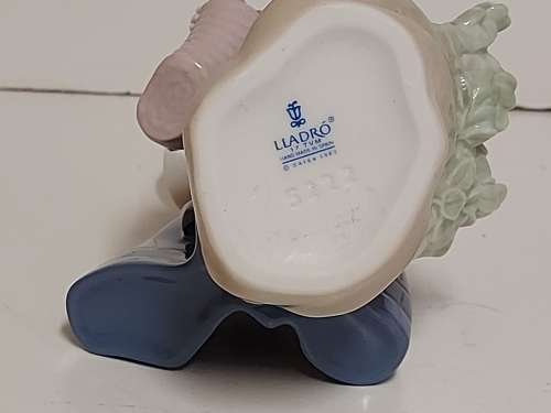 AWESOME LLADRO MADE IN SPAIN  PRETTY PICKINGS GIRL WITH CARNATIONS FIGURINE