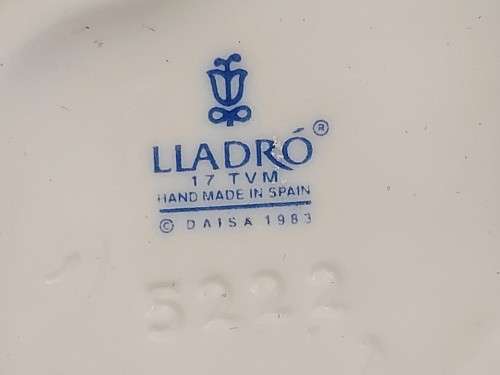 AWESOME LLADRO MADE IN SPAIN  PRETTY PICKINGS GIRL WITH CARNATIONS FIGURINE