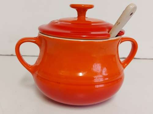 LE CREUSET 11 - 11 ROUND ORANGE CERAMIC LIDDED DISH WITH SPOON IN MINT CONDITION