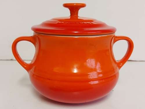 LE CREUSET 11 - 11 ROUND ORANGE CERAMIC LIDDED DISH WITH SPOON IN MINT CONDITION