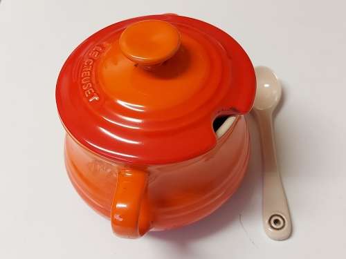 LE CREUSET 11 - 11 ROUND ORANGE CERAMIC LIDDED DISH WITH SPOON IN MINT CONDITION