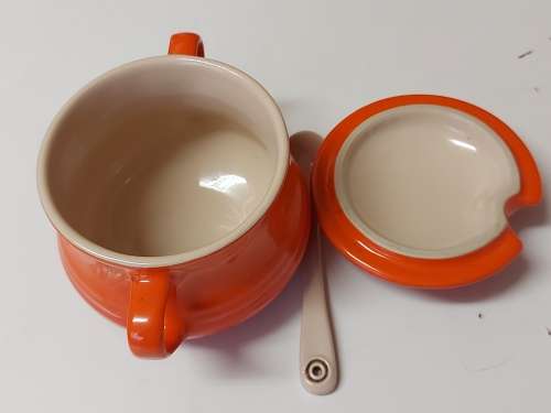 LE CREUSET 11 - 11 ROUND ORANGE CERAMIC LIDDED DISH WITH SPOON IN MINT CONDITION