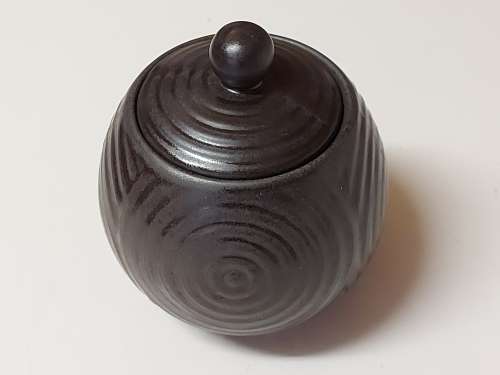 VINTAGE CARROL BOYES FUNCTIONAL ART PORCELAIN SUGAR BOWL IN MINT CONDITION