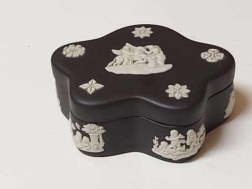HIGHLY SOUGHT AFTER WEDGWOOD BLACK JASPERWARE LIDDED TRINKET BOX WITH INTRICATELY CARVED IMAGES