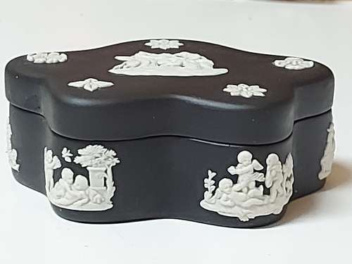 HIGHLY SOUGHT AFTER WEDGWOOD BLACK JASPERWARE LIDDED TRINKET BOX WITH INTRICATELY CARVED IMAGES