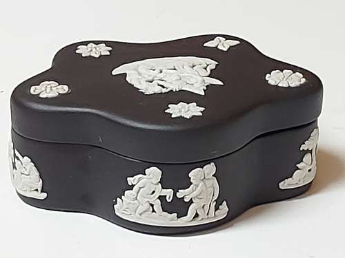 HIGHLY SOUGHT AFTER WEDGWOOD BLACK JASPERWARE LIDDED TRINKET BOX WITH INTRICATELY CARVED IMAGES