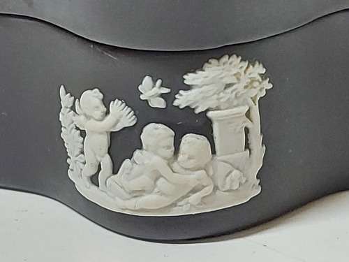 HIGHLY SOUGHT AFTER WEDGWOOD BLACK JASPERWARE LIDDED TRINKET BOX WITH INTRICATELY CARVED IMAGES