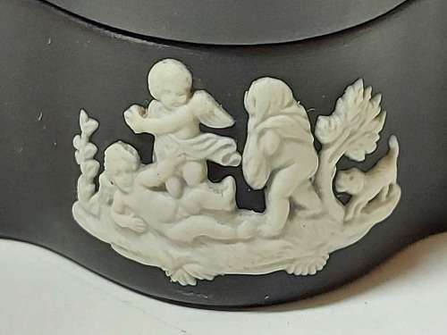 HIGHLY SOUGHT AFTER WEDGWOOD BLACK JASPERWARE LIDDED TRINKET BOX WITH INTRICATELY CARVED IMAGES