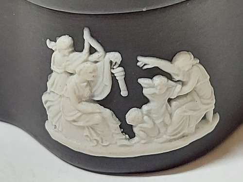 HIGHLY SOUGHT AFTER WEDGWOOD BLACK JASPERWARE LIDDED TRINKET BOX WITH INTRICATELY CARVED IMAGES