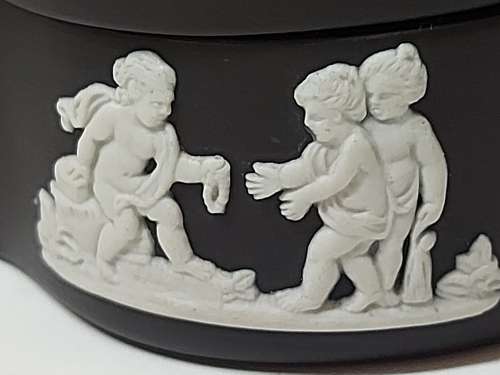 HIGHLY SOUGHT AFTER WEDGWOOD BLACK JASPERWARE LIDDED TRINKET BOX WITH INTRICATELY CARVED IMAGES