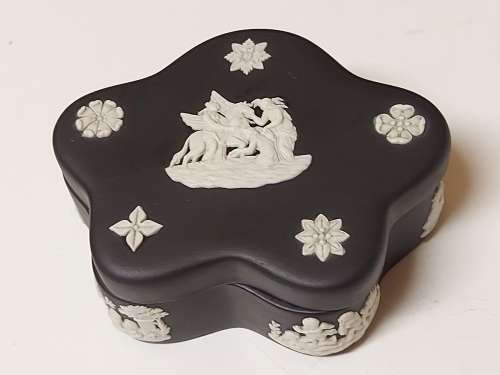 HIGHLY SOUGHT AFTER WEDGWOOD BLACK JASPERWARE LIDDED TRINKET BOX WITH INTRICATELY CARVED IMAGES