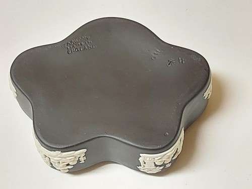 HIGHLY SOUGHT AFTER WEDGWOOD BLACK JASPERWARE LIDDED TRINKET BOX WITH INTRICATELY CARVED IMAGES