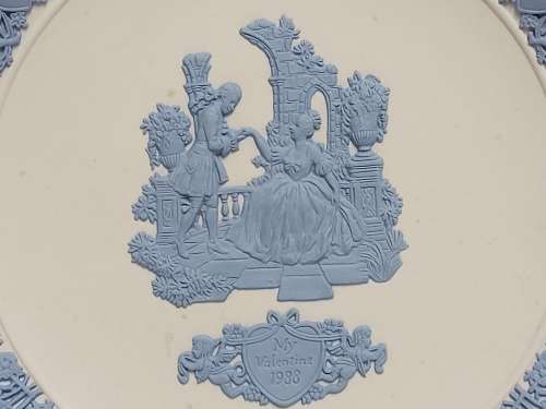 RARE REVERSE COLOUR WEDGWOOD WHITE JASPERWARE VALENTINE`S DAY PLATE WITH INTRICATELY CARVED IMAGES