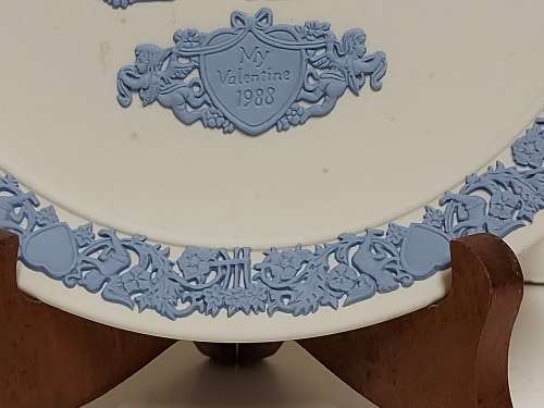 RARE REVERSE COLOUR WEDGWOOD WHITE JASPERWARE VALENTINE`S DAY PLATE WITH INTRICATELY CARVED IMAGES