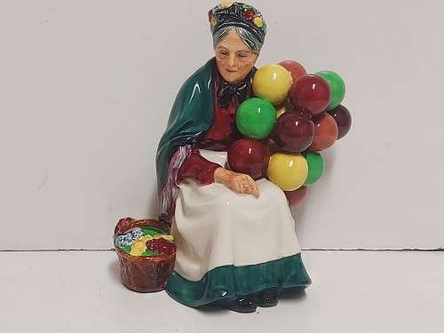 RARE VINTAGE ROYAL DOULTON THE OLD BALLOON SELLER HN 1315 FIGURINE IN MINT CONDITION