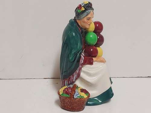 RARE VINTAGE ROYAL DOULTON THE OLD BALLOON SELLER HN 1315 FIGURINE IN MINT CONDITION