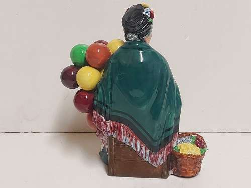 RARE VINTAGE ROYAL DOULTON THE OLD BALLOON SELLER HN 1315 FIGURINE IN MINT CONDITION