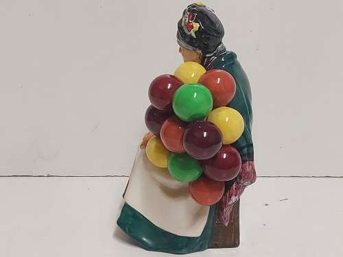 RARE VINTAGE ROYAL DOULTON THE OLD BALLOON SELLER HN 1315 FIGURINE IN MINT CONDITION