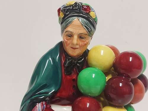 RARE VINTAGE ROYAL DOULTON THE OLD BALLOON SELLER HN 1315 FIGURINE IN MINT CONDITION