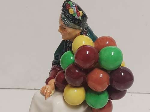 RARE VINTAGE ROYAL DOULTON THE OLD BALLOON SELLER HN 1315 FIGURINE IN MINT CONDITION