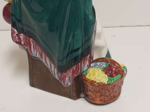 RARE VINTAGE ROYAL DOULTON THE OLD BALLOON SELLER HN 1315 FIGURINE IN MINT CONDITION