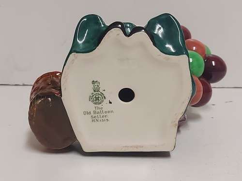 RARE VINTAGE ROYAL DOULTON THE OLD BALLOON SELLER HN 1315 FIGURINE IN MINT CONDITION