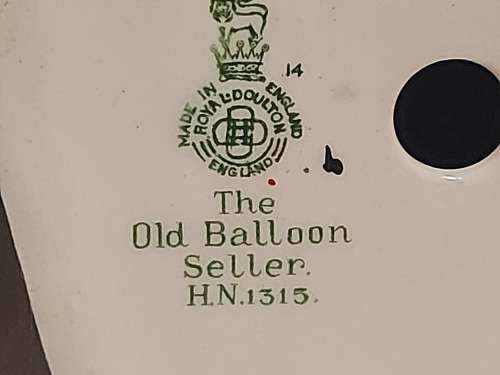 RARE VINTAGE ROYAL DOULTON THE OLD BALLOON SELLER HN 1315 FIGURINE IN MINT CONDITION