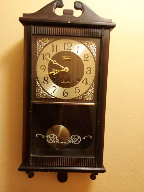 VINTAGE RHYTHM 30 DAY WALL CLOCK IN A WOODEN CASING, WITH KEY AND PENDULUM AND WORKING