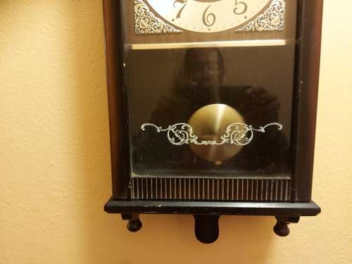 VINTAGE RHYTHM 30 DAY WALL CLOCK IN A WOODEN CASING, WITH KEY AND PENDULUM AND WORKING