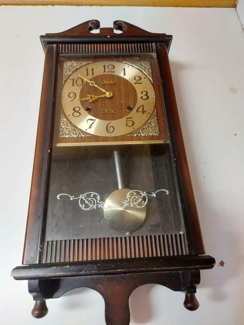 VINTAGE RHYTHM 30 DAY WALL CLOCK IN A WOODEN CASING, WITH KEY AND PENDULUM AND WORKING