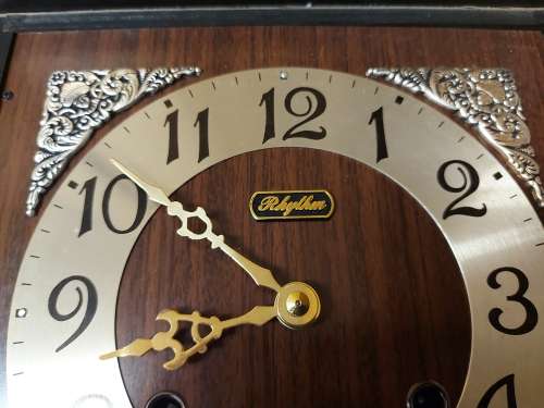 VINTAGE RHYTHM 30 DAY WALL CLOCK IN A WOODEN CASING, WITH KEY AND PENDULUM AND WORKING