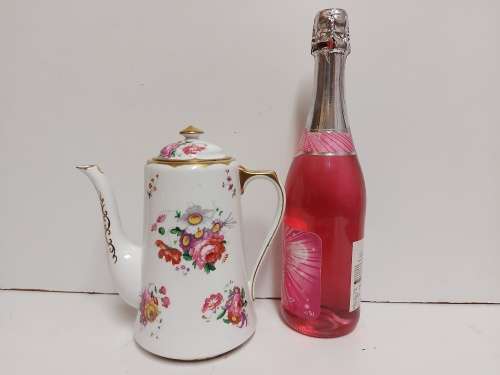 GORGEOUS AND ELEGANT VINTAGE 1940`s ROYAL ALBERT BONE CHINA LADY ANGELA COFFEE POT