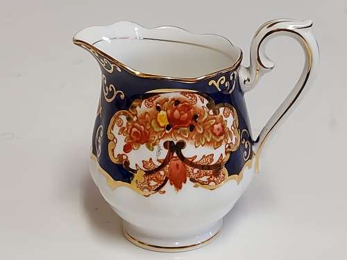 GORGEOUS AND ELEGANT VINTAGE ROYAL ALBERT BONE CHINA HEIRLOOM CREAMER IN MINT CONDITION