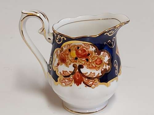 GORGEOUS AND ELEGANT VINTAGE ROYAL ALBERT BONE CHINA HEIRLOOM CREAMER IN MINT CONDITION