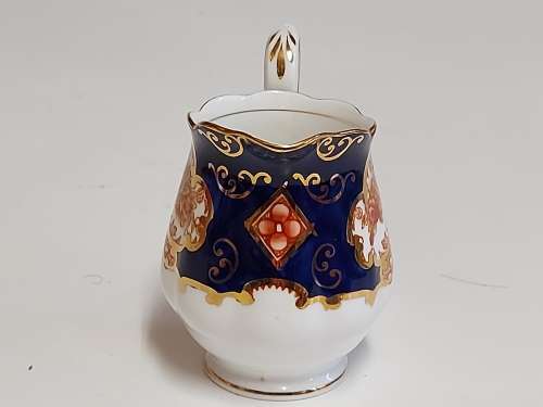 GORGEOUS AND ELEGANT VINTAGE ROYAL ALBERT BONE CHINA HEIRLOOM CREAMER IN MINT CONDITION