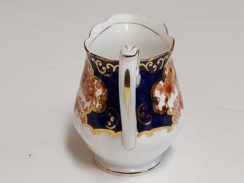 GORGEOUS AND ELEGANT VINTAGE ROYAL ALBERT BONE CHINA HEIRLOOM CREAMER IN MINT CONDITION
